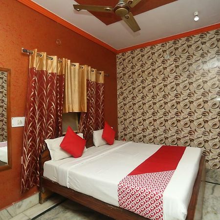 Oyo 18641 Hotel Rashmi Tājganj Zewnętrze zdjęcie