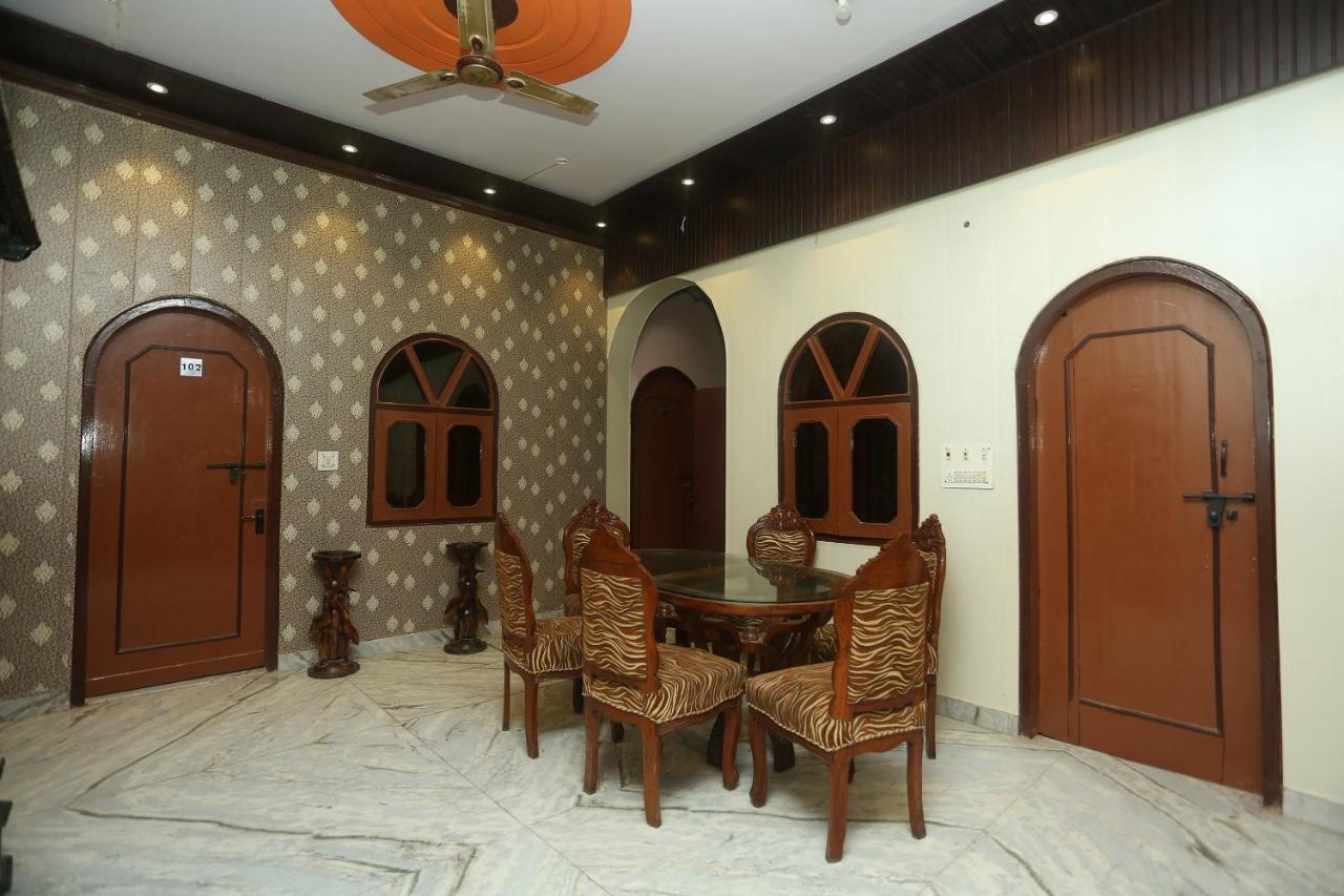 Oyo 18641 Hotel Rashmi Tājganj Zewnętrze zdjęcie