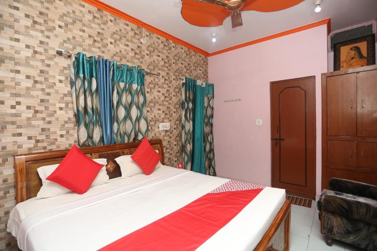 Oyo 18641 Hotel Rashmi Tājganj Zewnętrze zdjęcie