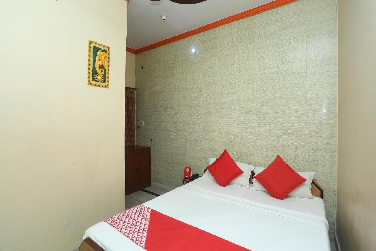 Oyo 18641 Hotel Rashmi Tājganj Zewnętrze zdjęcie